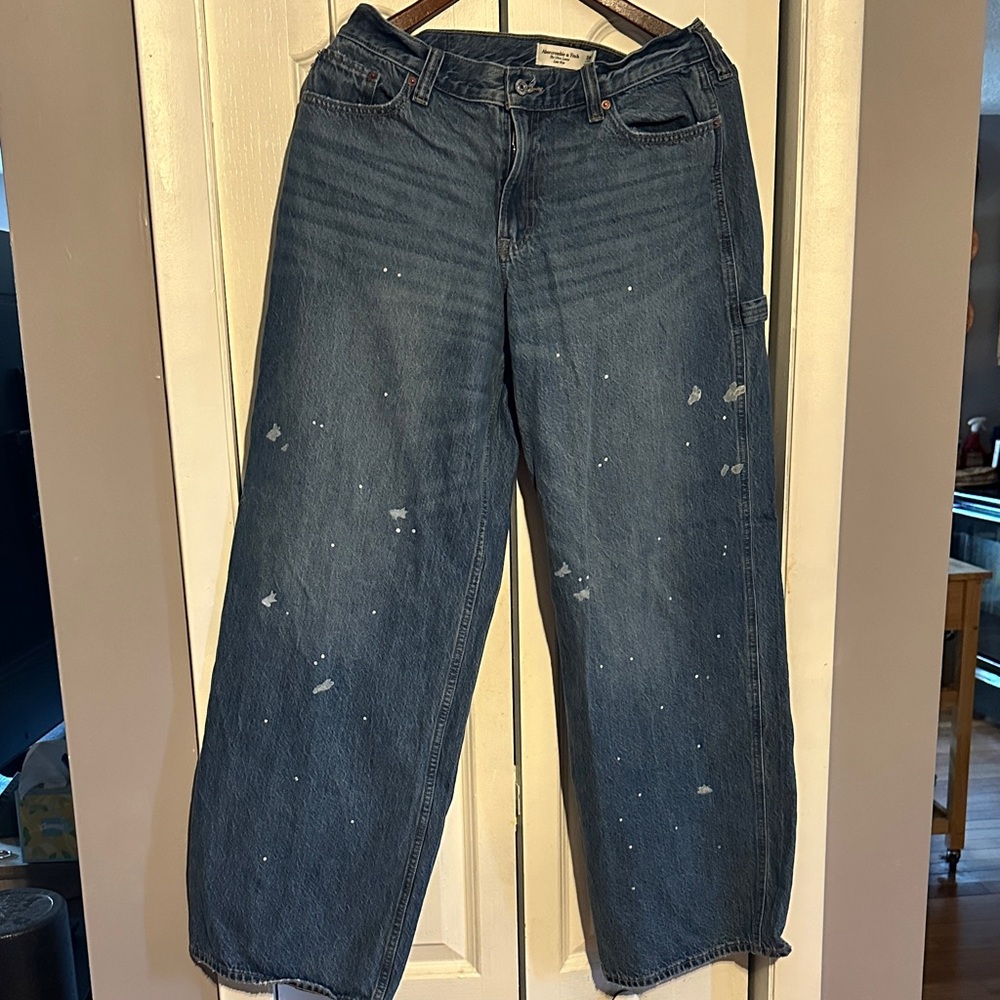 Abercrombie Curve Love Ultra Loose Low Rise Jeans with Paint Splatter 29/8 Long - Picture 2 of 7